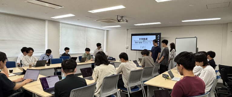 全体輪講（論文共有の会）の様子